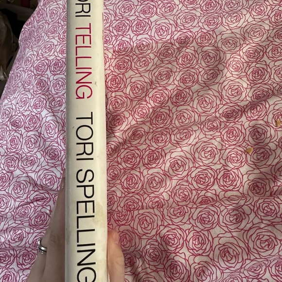 Tori Spelling Book with Black and White Cover Stori Telling Used - Picture 4 of 7